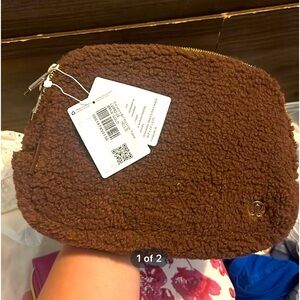 Lulu sherpa 2L belt bag